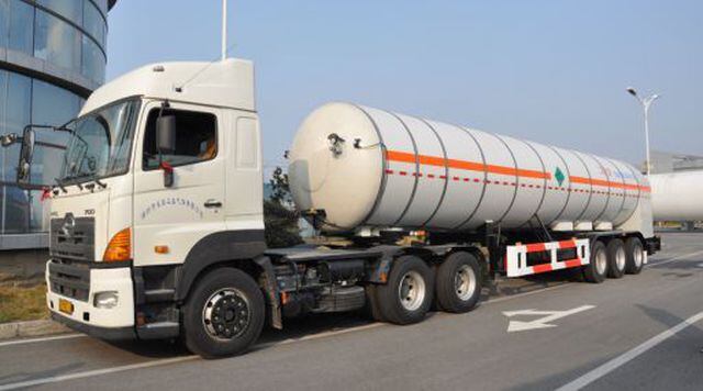 El gas natural transportado en forma licuefactada y a largas distancias mediante camiones cisterna (gasoducto virtual) resulta siendo mas caro que el transportado por gasoductos reales. 