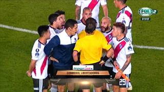 River Plate vs. Gremio: 'millonarios' increparon a Víctor Hugo Carrillo al final del cotejo [VIDEO]