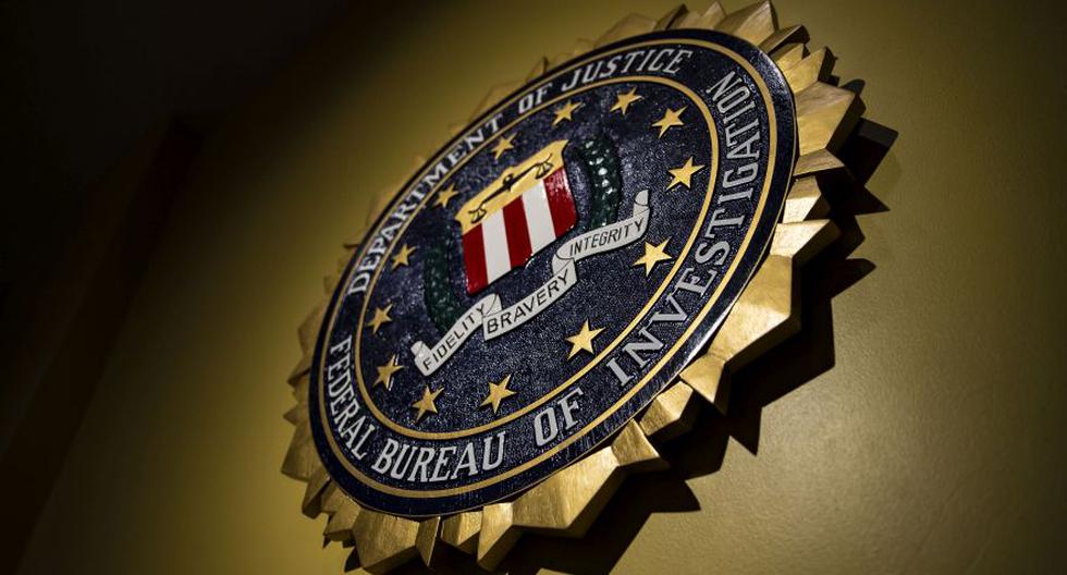 El sello de la Oficina Federal de Investigaciones (FBI) cuelga en una pared antes de una conferencia de prensa en la sede del FBI en Washington. (Foto: Referencial: Al Drago / Bloomberg).