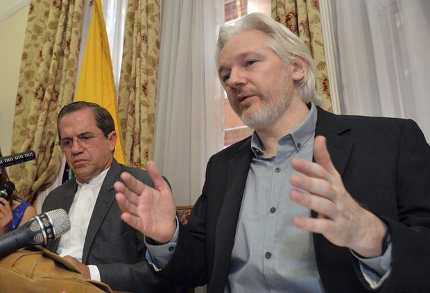 On August 18, 2014, the founder of Wikileaks, Julian Assange, gives a press conference with the then Ecuadorian Minister of Foreign Affairs, Ricardo Patiño, from the Ecuadorian embassy in London.  EFE / John Stillwell 