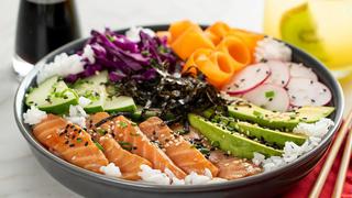 Esta es la deliciosa receta del famoso poke bowl de salmón, un plato fresco para el verano | VIDEO