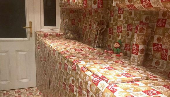 Un hombre le hizo una broma a su esposa al forrar toda la cocina de su casa con papel de regalo navideño | Foto: Facebook / Nichola Mullen-King