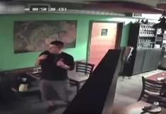 Este hombre roba una billetera y lo celebra bailando | VIDEO