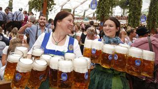 Con cerveza y comida celebran el inicio de la Oktoberfest [FOTOS]