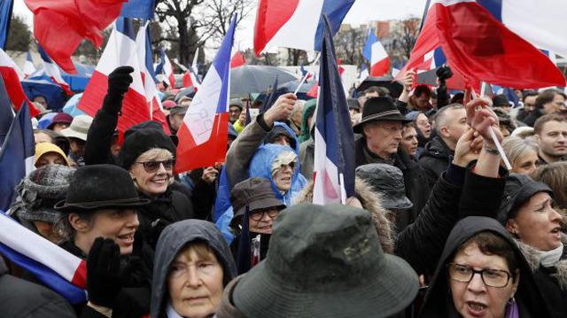 Fillon reúne a seguidores para salvar candidatura presidencial - 7