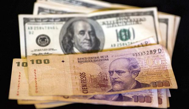 El peso argentino sufrió una devaluación del 2% en abril. (Foto: AP)