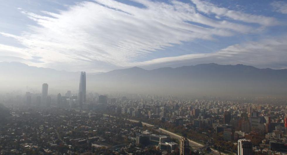 Contaminación sobre el cielo de Santiago de Chile. (Foto: EFE)