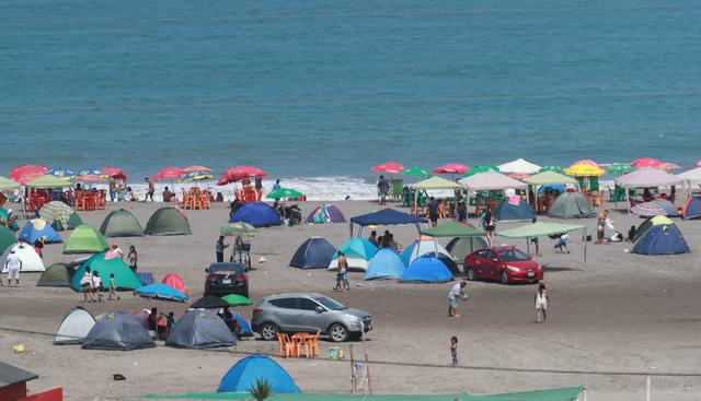 Miles de personas llegaron a las playas del sur de Lima, como León Dormido. Algunos visitantes se llevaron su basura en bolsas tras acampar durante el feriado largo. (Foto: Lino Chipana / El Comercio)