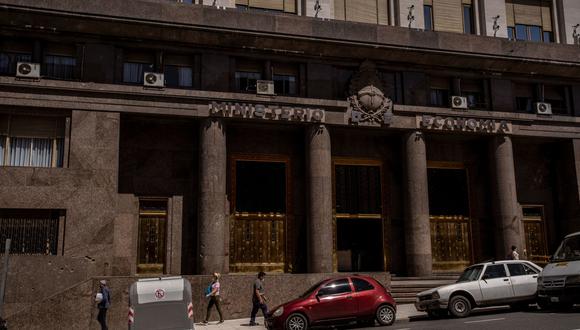 El tipo de cambio del mercado negro de Argentina se desplomó el lunes después de que la economista de izquierda Silvina Batakis fuera nombrada nueva ministra de Economía tras la abrupta renuncia de Martín Guzmán.