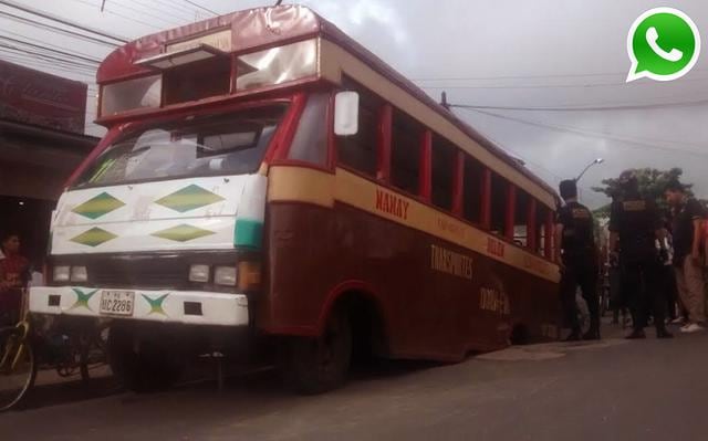 Vía WhatsApp: otro hueco se tragó un bus con escolares - 1