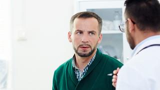 Hombre es diagnosticado con cáncer luego de que su peluquero encontrara un lunar en su cuello