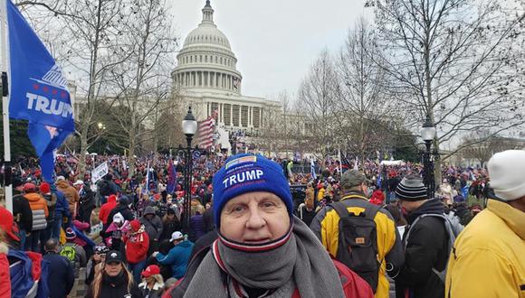 El exlegislador estatal de Pensilvania Rick Saccone se toma una foto durante la protesta frente al Capitolio. (Foto: Rick Saccone / Facebook).