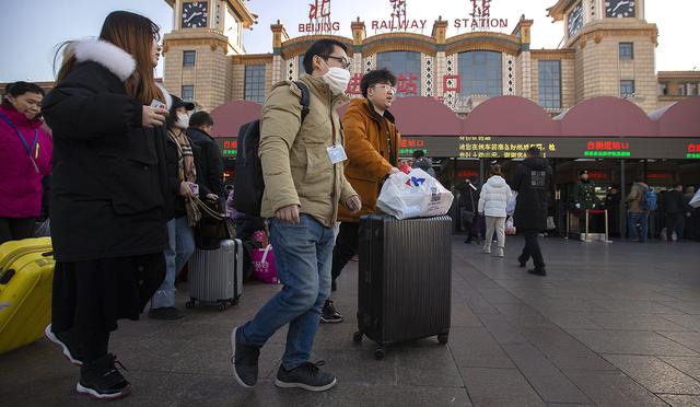 Hasta el momento no se ha logrado comprender del todo la transmisión del virus, pero este coincide con el período de viaje más cargado de China, ya que millones abordan trenes y aviones para las vacaciones del Año Nuevo lunar. (Foto: AP)