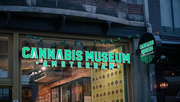 Con esta medida establecida desde la Alcaldía de Ámsterdam se espera que los residentes ya no estén molestos por el turismo de masas y el abuso de alcohol y drogas en la calle. (Foto: Shutterstock)