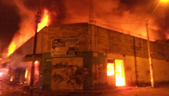 Incendio destruyó mercado y afectó a más de 100 personas en VES