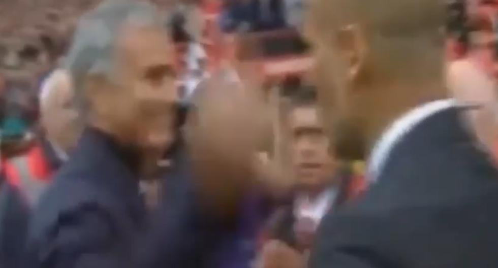 Así fue el saludo entre José Mourinho y Pep Guardiola en el derby de Manchester. (Foto: Captura)