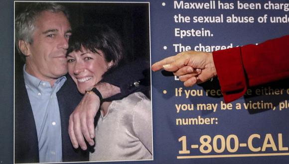 En esta foto de archivo del 2 de julio de 2020, Audrey Strauss, fiscal estadounidense, señala una foto de Jeffrey Epstein y Ghislaine Maxwell, durante una conferencia de prensa en Nueva York. (Foto AP / John Minchillo, archivo).