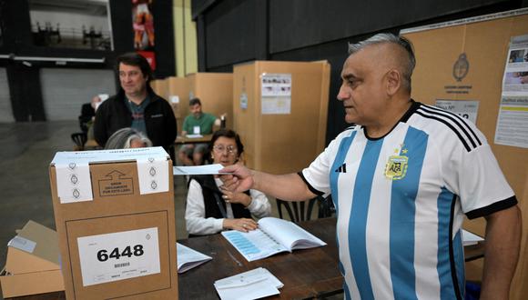 Un hombre emite su voto en un colegio electoral en Buenos Aires, durante la segunda vuelta de las elecciones presidenciales en Argentina el 19 de noviembre de 2023. (Foto de JUAN MABROMATA/AFP).