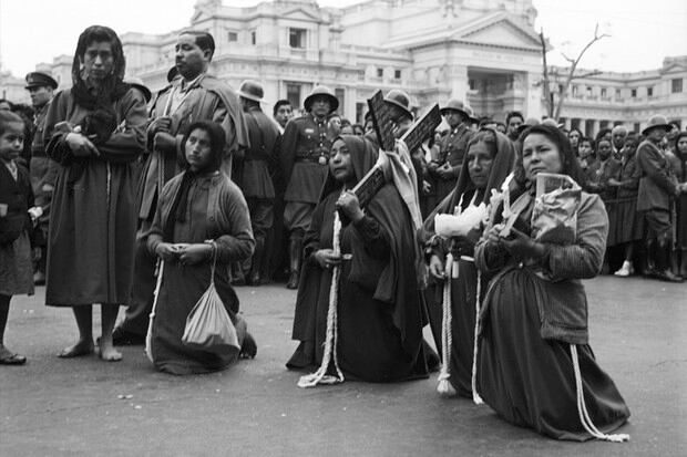 Mujeres piadosas rezan ante la imagen del Señor de los Milagros. (Archivo El Comercio)<br>