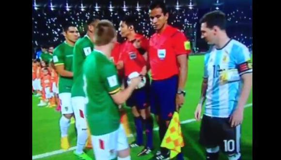 Messi en aprietos con boliviano durante himno argentino [VIDEO]