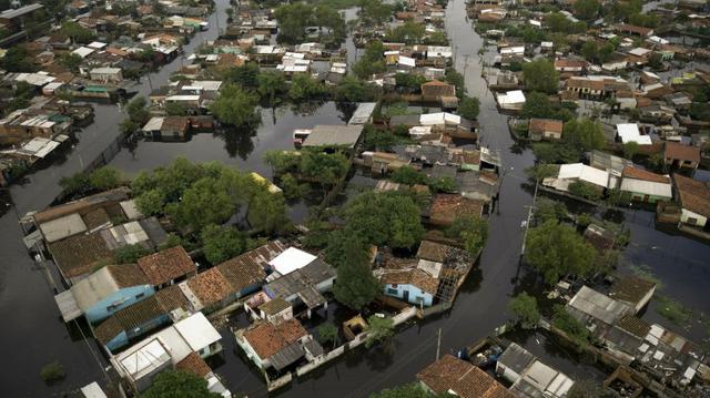 Un departamento paraguayo en la frontera con Argentina se declaró el miércoles en emergencia luego de que el río Paraguay. (AP)