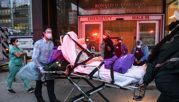 Coronavirus USA | Ultimas noticias | Último minuto: reporte de infectados y muertos en Estados Unidos domingo 31 de mayo del 2020 | Covid-19 | Un hombre mayor es llevado hacia una ambulancia en el Hospital NYU Langone en la ciudad de Nueva York. (Foto: Stephanie Keith / Getty Images / AFP).