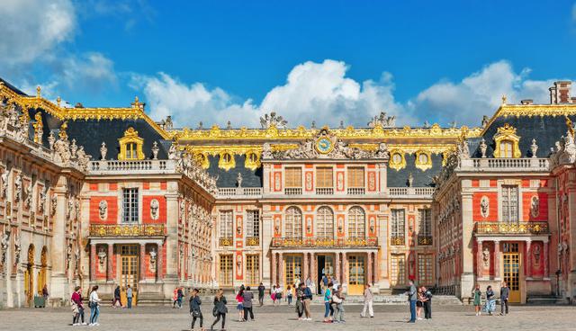 El Palacio: Fue, en un inicio, el pabellón de casa del padre de Luis XIV. Este lo convirtió en un palacio lleno de lujos, donde vivió con su esposa María Antonieta. Foto: Shutterstock