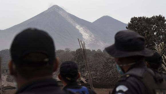 Guatemala ordena evacuar zonas cercanas al Volcán de Fuego ante descenso de material volcánico. (AFP).