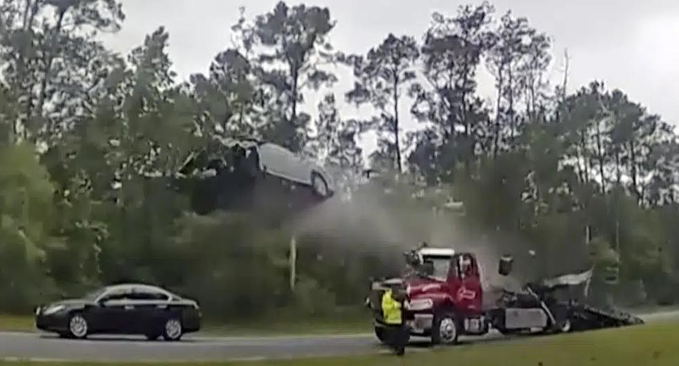 Un auto sale volando después de subir la rampa de una grúa de plataforma en una autopista de Georgia, el miércoles 24 de mayo de 2023. (Oficina del Sheriff del Condado de Lowndes vía AP).