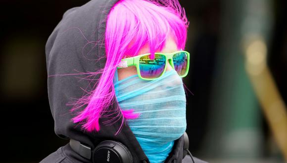Para protegerse de los aerosoles es indispensable usar una correcta protección facial: mascarillas y caretas de materiales óptimos. En la imagen vemos a un hombre usando una bufanda en lugar de una mascarilla. (Foto: Reuters)