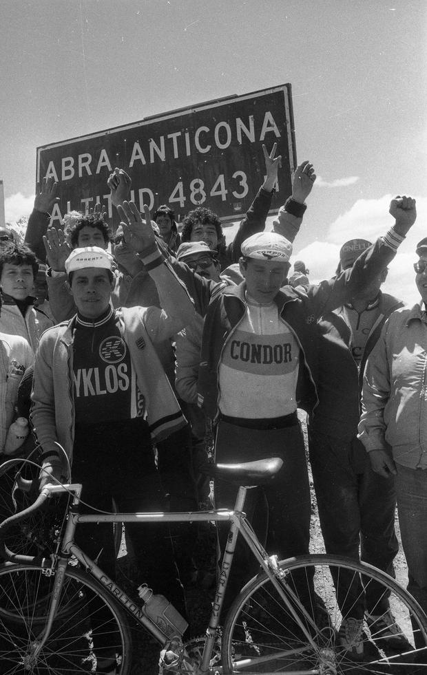 Zavaleta and Rodríguez celebrate the first and second place respectively in Ticlio.  Photo: Armando Torres/ GEC Historical Archive