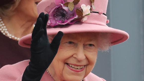 La reina Isabel II de Gran Bretaña hace un gesto tras asistir a una ceremonia en Cardiff, Gales, el 14 de octubre de 2021. (Geoff Caddick / AFP).