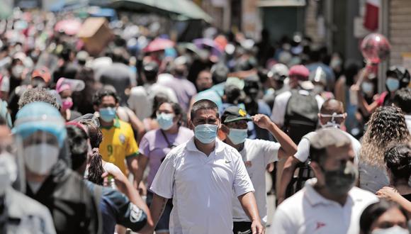 El uso de mascarilla sigue siendo obligatorio en espacios abiertos y cerrados a nivel nacional para prevenir el COVID-19 | Foto: El Comercio / Referencial