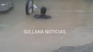 Mototaxi y camión se hundieron en pista de Sullana debido a intensas lluvias [VIDEO]