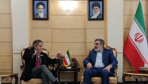 El portavoz de la Organización Atómica iraní, Behrouz Kamalvandi (derecha), reuniéndose con el jefe de la Agencia Internacional de Energía Atómica, Rafael Grossi (izq.), en el aeropuerto de Mehr Abad en Teherán el 3 de marzo de 2023. (Foto de la Organización de Energía Atómica de Irán / AFP)