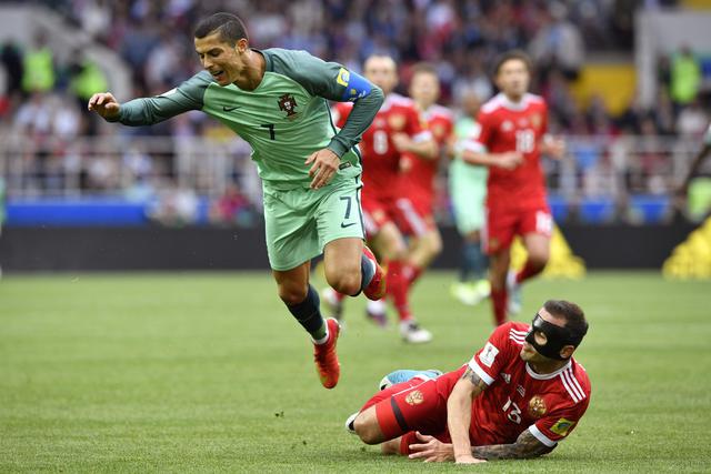 Cristiano Ronaldo estuvo imparable ante Rusia. Los defensores locales tuvieron que recurrir a las faltas. (Foto: AFP/Reuters/AP)