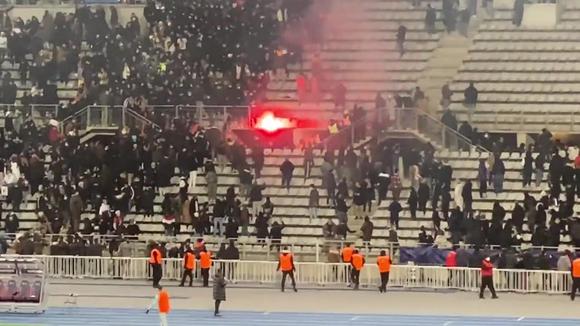 El duelo entre París FC vs. Lyon se suspendió por el lanzamiento de bengalas en la grada. (Video: Twitter)