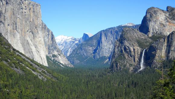 Este fue el segundo incidente fatal en el Parque Nacional Yosemite en poco más de una semana. El Capitan es la formación rocosa de la izquierda en esta foto. (AP)