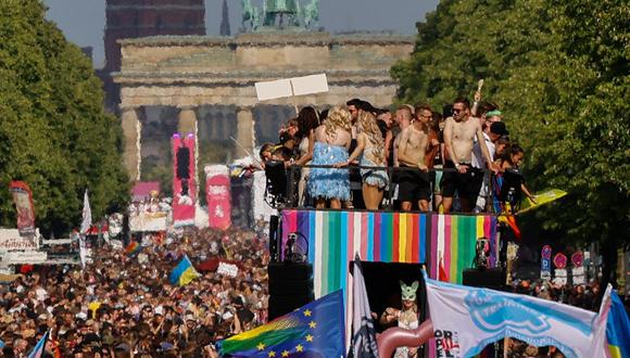 La gente participa en la manifestación número 44 del Día de Christopher Street (CSD) durante el mes del Orgullo en Berlín el 23 de julio de 2022, con la Puerta de Brandenburgo al fondo. (Foto de DAVID GANNON / AFP)
