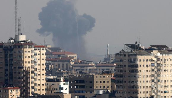El humo se eleva durante un ataque aéreo israelí en la ciudad de Gaza el 12 de mayo de 2023. Israel y los militantes de Gaza intercambiaron fuertes disparos el 12 de mayo, cuando se desvanecieron las esperanzas de asegurar una tregua para poner fin a días de combates que han matado a decenas, todos menos uno de ellos palestinos . (Foto de MAHMUD JAMONES / AFP)