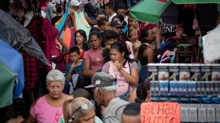 Venezolanos aceleran las compras navideñas para “ganarle” a la devaluación