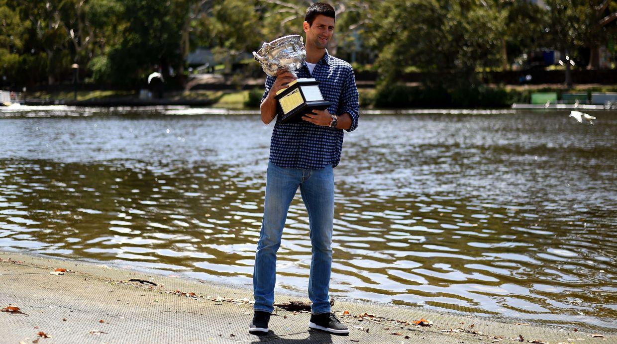 Novak Djokovic posó con trofeo y se divirtió en sesión de fotos - 15