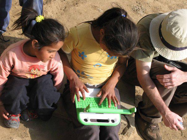 En la imagen niños de Arahuay usando sus laptops. Era el 2007 y se trataba del piloto de OLPC en el Perú. [ Foto: Marcela Mendoza]