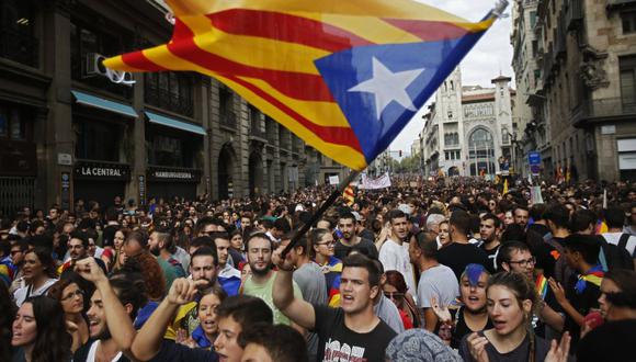 Miles de ciudadanos de Cataluña se movilizan para rechazar la violencia policial. (AP).