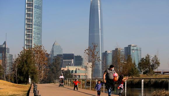 La gente camina en un parque en Santiago de Chile, el 30 de julio de 2021, en medio de la pandemia de coronavirus COVID-19. (JAVIER TORRES / AFP).
