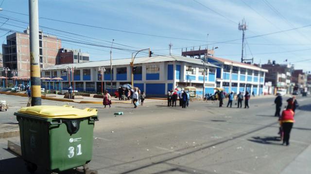 Diversas organizaciones de base acatan un paro de 24 horas en las principales provincias de Puno en apoyo a los profesores quienes cumplen una huelga indefinida (Foto: Carlos Fernández)