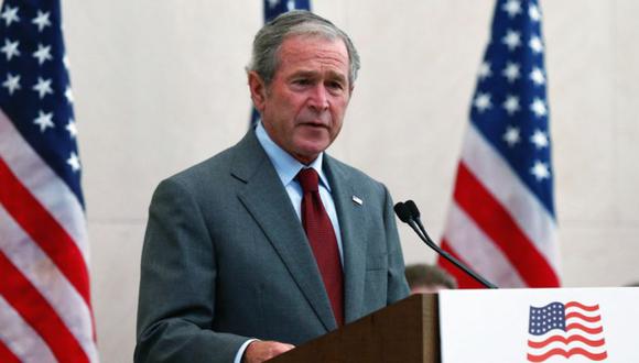 En esta foto de archivo tomada el 10 de julio de 2013, el expresidente de los Estados Unidos, George W. Bush, habla durante una ceremonia de naturalización de inmigrantes celebrada en el Centro Presidencial George W. Bush en Dallas, Texas. (Foto: TOM PENNINGTON / GETTY IMAGES NORTH AMERICA / AFP).