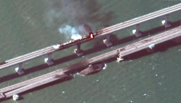 Una imagen satelital proporcionada por Maxar Technologies muestra humo y una parte colapsada del puente del Estrecho de Kerch en Crimea, el 8 de octubre de 2022. (Foto de EFE/EPA/MAXAR TECHNOLOGIES HANDOUT)