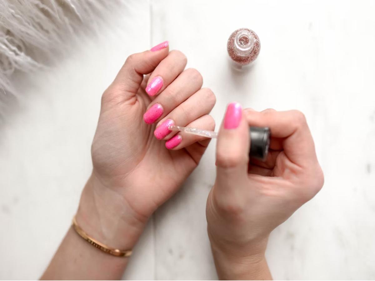El truco con desodorante en aerosol para remover el esmalte de uñas sin  acetona | remedios | RESPUESTAS | MAG.