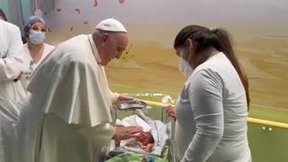 El papa Francisco visitó a niños y bautizó a un bebé durante su ingreso hospitalario
